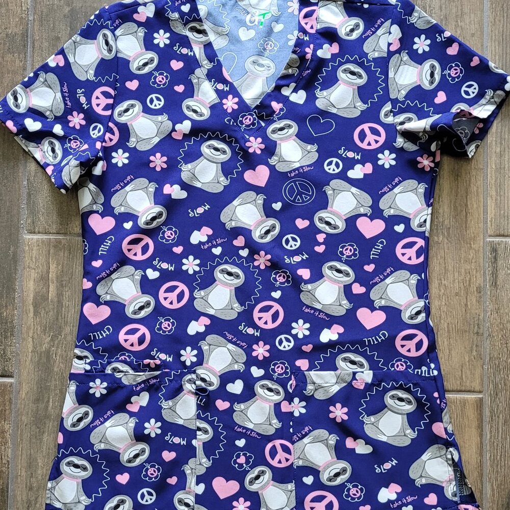 Green Town Performance V-Neck Medical Top Scrubs for Women - Sloth Love XS